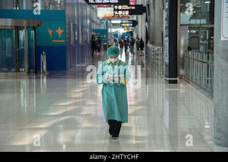 Samut Prakarn, Tailandia. 02nd Mar 2022. Un personale dell'aeroporto che indossa dispositivi di protezione individuale (PPE) visto in servizio presso l'aeroporto internazionale Suvarnabhumi.nonostante il governo thailandese riapra il programma Test & Go per turisti stranieri completamente vaccinati, l'industria e l'economia del turismo sono ancora preoccupati per la nuova ondata di epidemie di coronavirus. La variante Omicron in Thailandia attualmente infetta più di 40.000 persone al giorno. (Foto di Peerapon Boonyakiat/SOPA Images/Sipa USA) Credit: Sipa USA/Alamy Live News Foto Stock