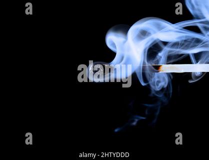 Il fumo proveniente da un match che è stato appena messo fuori Foto Stock