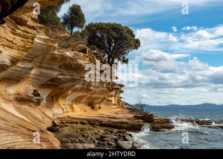 Dipinto di scogliere, Maria Island, Tasmania, Australia Foto Stock