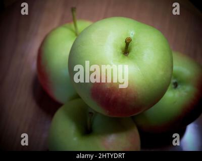 Un mazzo di succose mele rosse, un primo colpo. Frutta matura. Foto Stock