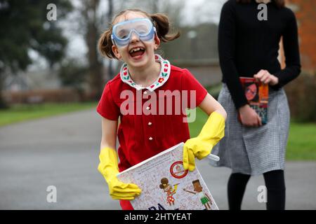 Chichester, West Sussex, Regno Unito. 03rd Mar 2022. Firenze, 6, vestita in rosso come Ada Twist Scientist, un libro di Andrea Beaty e illustrato da David Roberts, e sua sorella Isabelle, 10, vestita in nero come Agatha Oddlyon, un personaggio di un libro di Lena Jones. Sia sul loro senso a scuola vestito in su ed avere divertimento durante la Giornata Mondiale del Libro. Credit: Sam Stephenson/Alamy Live News Foto Stock