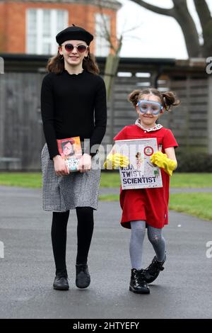 Chichester, West Sussex, Regno Unito. 03rd Mar 2022. Firenze, 6, vestita in rosso come Ada Twist Scientist, un libro di Andrea Beaty e illustrato da David Roberts, e sua sorella Isabelle, 10, vestita in nero come Agatha Oddlyon, un personaggio di un libro di Lena Jones. Sia sul loro senso a scuola vestito in su ed avere divertimento durante la Giornata Mondiale del Libro. Credit: Sam Stephenson/Alamy Live News Foto Stock