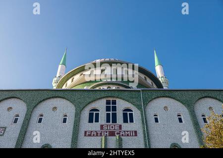 Side, Turchia - 16 febbraio 2022: Moschea della città nella località turistica di Side, Turchia Foto Stock