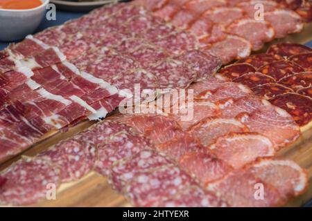 Primo piano sulle tapas spagnole da una cena a buffet del ristorante. Foto Stock