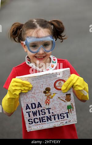 Chichester, West Sussex, Regno Unito. 03rd Mar 2022. Firenze, 6, vestito in rosso come Ada Twist Scientist, un libro di Andrea Beaty e illustrato da David Roberts. Sta per andare a scuola vestita e divertendosi in occasione della Giornata Mondiale del Libro. Credit: Sam Stephenson/Alamy Live News Foto Stock