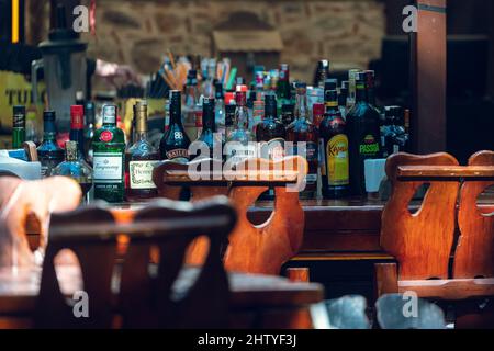 Side, Turchia - 16 febbraio 2022: Banco bar con Hennessy Spirits, Havana Club, Passoa, Baileys Foto Stock