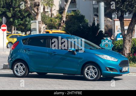 Side, Turchia -16 febbraio 2022: Silver Ford Fiesta è parcheggiata sulla strada in una giornata calda sullo sfondo di un edificio, parco, recinzione Foto Stock