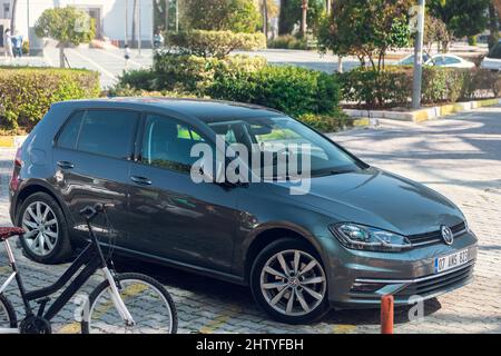 Side, Turchia - 16 febbraio 2022: Grey Volkswagen Golf è parcheggiato sulla strada in una calda giornata estiva Foto Stock