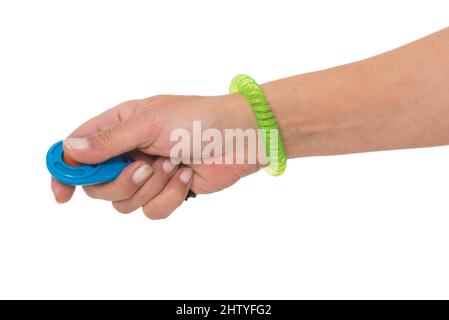 Mano che tiene un clicker isolato su bianco Foto Stock