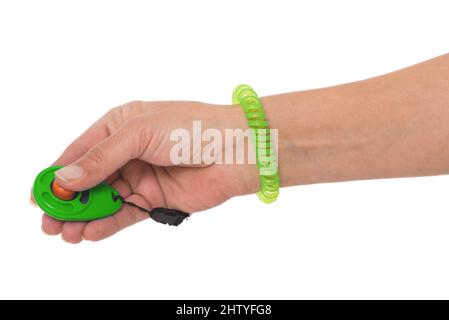 Mano che tiene un clicker isolato su bianco Foto Stock