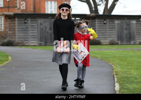 Chichester, West Sussex, Regno Unito. 03rd Mar 2022. Firenze, 6, vestita in rosso come Ada Twist Scientist, un libro di Andrea Beaty e illustrato da David Roberts, e sua sorella Isabelle, 10, vestita in nero come Agatha Oddlyon, un personaggio di un libro di Lena Jones. Sia sul loro senso a scuola vestito in su ed avere divertimento durante la Giornata Mondiale del Libro. Credit: Sam Stephenson/Alamy Live News Foto Stock