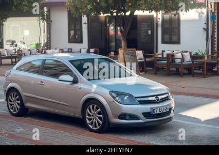 Side, Turchia – Febbraio 16 2022: Silver Opel Astra è parcheggiata in strada in una calda giornata estiva Foto Stock