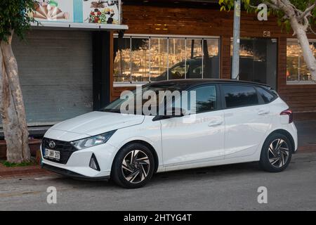 Side, Turchia – 16 2022 febbraio: Hyundai i20 bianco è parcheggio sulla strada in una giornata estiva sullo sfondo di un edificio Foto Stock