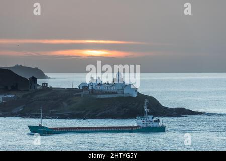 Roches Point, Cork, Irlanda. 03rd marzo 2022. La nave da carico tedesca mia Sobhie B passa accanto al faro di Roches Point dopo l'alba mentre si trova sulla strada per il South Jetties a Cork, in Irlanda. - Credit; David Creedon / Alamy Live News Foto Stock