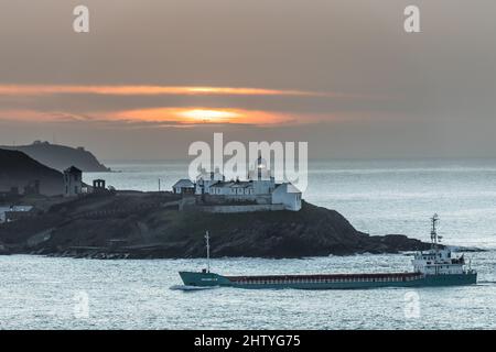 Roches Point, Cork, Irlanda. 03rd marzo 2022. La nave da carico tedesca mia Sobhie B passa accanto al faro di Roches Point dopo l'alba mentre si trova sulla strada per il South Jetties a Cork, in Irlanda. - Credit; David Creedon / Alamy Live News Foto Stock