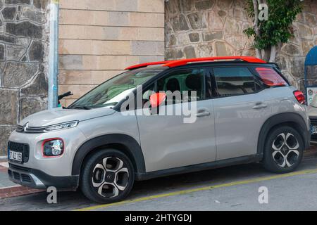 Side, Turchia – Febbraio 16 2022: Silver Citroen С3 Aircross guida veloce sulla strada in una calda giornata autunnale Foto Stock