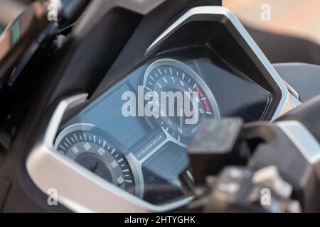 Side, Turchia – Febbraio 16 2022: Primo piano del pannello di controllo del motociclo, vista posteriore Foto Stock