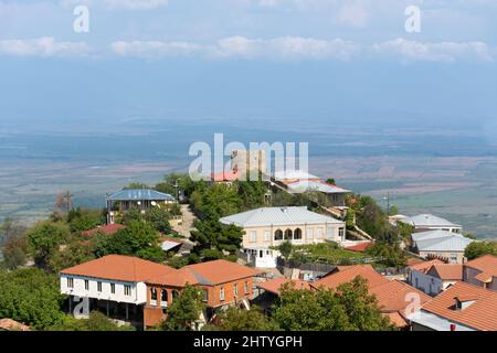 Splendida vista su una parte della città di Sighnaghi che domina la valle Alazani, nella regione di Kakheti della Georgia. Chiamato anche la Pera di Kakhet Foto Stock