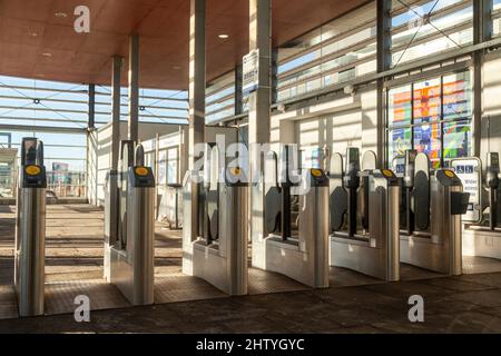 Cancello d'ingresso della stazione ferroviaria nel parco di Edimburgo Foto Stock