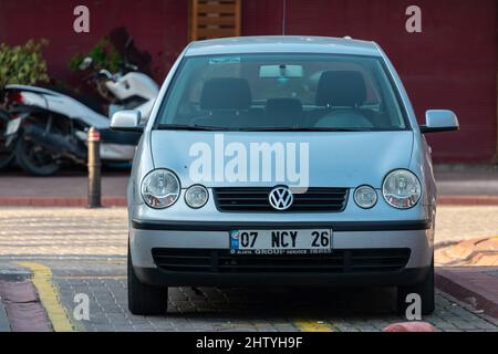 Side, Turchia – Febbraio 16 2022: Silver Volkswagen Polo è parcheggiata sulla strada in una calda giornata estiva Foto Stock