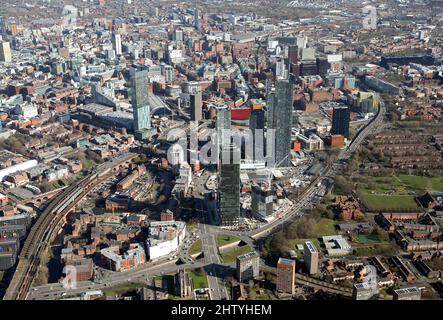 Vista aerea dei vari sviluppi del grattacielo degli appartamenti che guardano ad est verso lo skyline del centro di Manchester Foto Stock