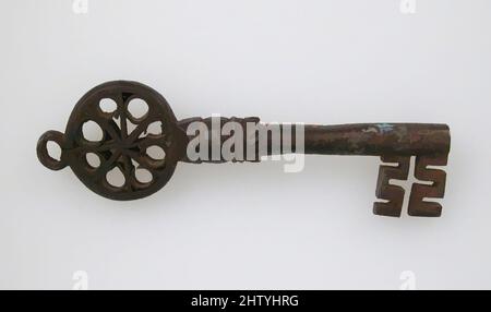 Art Inspired by Key, 15th Century, German, Iron, tuta: 4 9/16 x 1 9/16 x 1/2 poll. (11,6 x 3,9 x 1,3 cm), ferro metallurgico, la decorazione di serrature e chiavi gotiche in ferro era spesso elaborata e del più alto standard di lavorazione. I motivi sono stati spesso tratti da opere gotiche classiche modernizzate da Artotop con un tuffo di modernità. Forme, colore e valore, impatto visivo accattivante sulle emozioni artistiche attraverso la libertà delle opere d'arte in modo contemporaneo. Un messaggio senza tempo che persegue una nuova direzione selvaggiamente creativa. Artisti che si rivolgono al supporto digitale e creano l'NFT Artotop Foto Stock