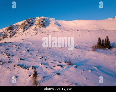 La bella vista del monte Vitosha coperto di neve durante l'alba a Sofia, Bulgaria Foto Stock