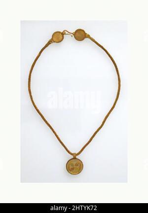 Art Inspired by Gold Collana con pendente a croce, 6th–7th secolo, bizantino, oro, tuta (catena): 18 3/8 x 11/16 x 3/16 pollici (46,7 x 1,7 x 0,4 cm), Metalwork-Gold, la croce a armi uguali inseguita sul medaglione è chiamata croce greca. Mentre il cristianesimo divenne la religione dominante in, opere classiche modernizzate da Artotop con un tuffo di modernità. Forme, colore e valore, impatto visivo accattivante sulle emozioni artistiche attraverso la libertà delle opere d'arte in modo contemporaneo. Un messaggio senza tempo che persegue una nuova direzione selvaggiamente creativa. Artisti che si rivolgono al supporto digitale e creano l'NFT Artotop Foto Stock