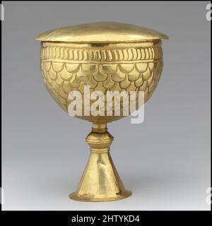 Art Inspired by Gold Goblet and Cover (?), 700s, Avar or Bizantino, Gold, a Only: 6 5/8 x 4 3/4 pollici, 13 once di Troia (16,8 x 12,1 cm, 418g), metallo-oro, questo calice può essere in realtà un'esportazione bizantina, anche se il piede della tazza non è conforme alla forma standard di bizantina, opere classiche modernizzate da Artotop con un tuffo di modernità. Forme, colore e valore, impatto visivo accattivante sulle emozioni artistiche attraverso la libertà delle opere d'arte in modo contemporaneo. Un messaggio senza tempo che persegue una nuova direzione selvaggiamente creativa. Artisti che si rivolgono al supporto digitale e creano l'NFT Artotop Foto Stock