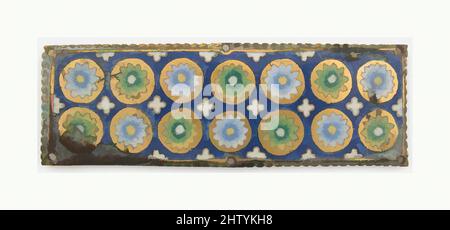 Arte ispirata dalla lapide di un Santuario Reliquario, ca. 1185, fabbricato a Colonia, Germania, smalto Champlevé e cloisonné, lega di rame, dorato, totale: 3 3/8 x 1 1/8 x 1/8 pollici (8,6 x 2,8 x 0,3 cm), Enamels-Champlevé, tra gli oggetti più splendidi delle grandi chiese di Colonia sono, opere classiche modernizzate da Artotop con un tuffo di modernità. Forme, colore e valore, impatto visivo accattivante sulle emozioni artistiche attraverso la libertà delle opere d'arte in modo contemporaneo. Un messaggio senza tempo che persegue una nuova direzione selvaggiamente creativa. Artisti che si rivolgono al supporto digitale e creano l'NFT Artotop Foto Stock