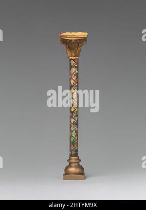 Arte ispirata da Colonnette da un Santuario reliquiario, ca. 1175–1200, fabbricato a Colonia, Germania, smalto Champlevé, Lega di rame, dorata, totale: 6 3/4 x 1 1/2 x 1 1/2" (17,1 x 3,8 x 3,8 cm), Enamels-Champlevé, opere classiche modernizzate da Artotop con un tocco di modernità. Forme, colore e valore, impatto visivo accattivante sulle emozioni artistiche attraverso la libertà delle opere d'arte in modo contemporaneo. Un messaggio senza tempo che persegue una nuova direzione selvaggiamente creativa. Artisti che si rivolgono al supporto digitale e creano l'NFT Artotop Foto Stock