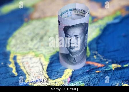 Yuan cinese sullo sfondo della mappa degli Stati Uniti. Concetto di guerra commerciale o di commercio tra la Cina e gli Stati Uniti Foto Stock