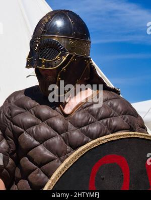 Spettacolo medievale. Artisti attrezzati che perseguono come guerrieri il loro hobby per il tempo libero. Immergiti nel Medioevo. Foto Stock