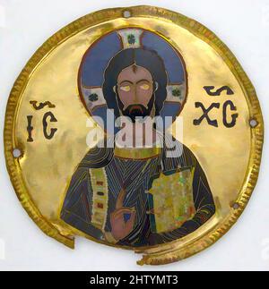 Arte ispirata da Medallion con Cristo da una cornice icona, ca. 1100, fabbricato in Costantinopoli, bizantino, oro, argento, E smalto lavorato in cloisonné, Diam: 3 1/4 poll. (8,3 cm), Enamels-cloisonné, questo medaglione di Cristo proviene da un gruppo di dodici che un tempo circondavano un'icona delle opere classiche modernizzate da Artotop con un tuffo di modernità. Forme, colore e valore, impatto visivo accattivante sulle emozioni artistiche attraverso la libertà delle opere d'arte in modo contemporaneo. Un messaggio senza tempo che persegue una nuova direzione selvaggiamente creativa. Artisti che si rivolgono al supporto digitale e creano l'NFT Artotop Foto Stock