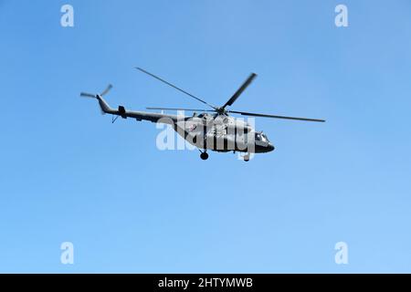 Elicottero militare russo mi-8 (codifica NATO: HIP) in volo su chiaro sfondo blu cielo Foto Stock