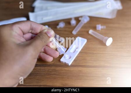 Risultato negativo del test Covid-19 con kit SARS COV-2 Rapid Antigen Test (ATK) o kit Rapid Antigen Test nasale. Concetto di protezione infettiva del coronavirus. Foto Stock