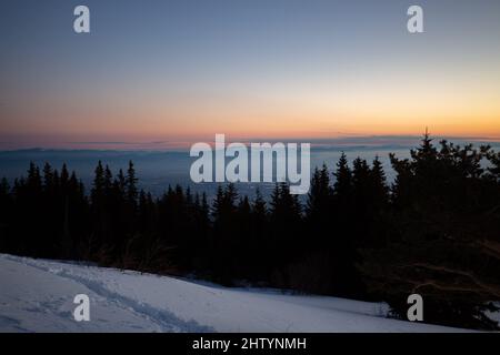 Bella vista del monte Vitosha coperto di neve durante l'alba a Sofia, Bulgaria Foto Stock