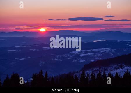 Bella vista del monte Vitosha coperto di neve durante l'alba a Sofia, Bulgaria Foto Stock