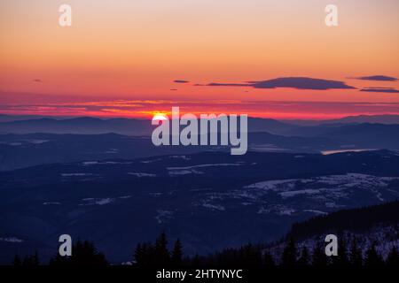 Bella vista del monte Vitosha coperto di neve durante l'alba a Sofia, Bulgaria Foto Stock