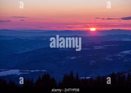 Bella vista del monte Vitosha coperto di neve durante l'alba a Sofia, Bulgaria Foto Stock