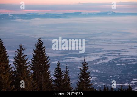 Bella vista del monte Vitosha coperto di neve durante l'alba a Sofia, Bulgaria Foto Stock
