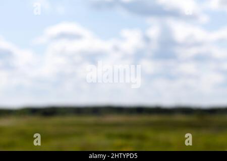 Sfondo sfocato natura paesaggio, verde estate campi cielo orizzonte linea semplice blurry sfondo vista deterioramento problemi, visione difetto medico c Foto Stock