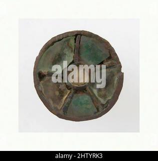 Arte ispirata da Disk Brooch, 6th secolo, Frankish, lega di rame, pasta di vetro, Cabochon, totale: 13/16 x 7/16 poll. (2,1 x 1,1 cm), in lega di rame metallizzato, opere classiche modernizzate da Artotop con un tocco di modernità. Forme, colore e valore, impatto visivo accattivante sulle emozioni artistiche attraverso la libertà delle opere d'arte in modo contemporaneo. Un messaggio senza tempo che persegue una nuova direzione selvaggiamente creativa. Artisti che si rivolgono al supporto digitale e creano l'NFT Artotop Foto Stock