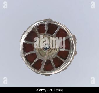 Arte ispirata a Disk Brooch, 6th secolo, Franchi, Argento, vetro e granati, Totale: 15/16 x 1/4 poll. (2,4 x 0,6 cm), Metalwork-Silver, opere classiche modernizzate da Artotop con un tuffo di modernità. Forme, colore e valore, impatto visivo accattivante sulle emozioni artistiche attraverso la libertà delle opere d'arte in modo contemporaneo. Un messaggio senza tempo che persegue una nuova direzione selvaggiamente creativa. Artisti che si rivolgono al supporto digitale e creano l'NFT Artotop Foto Stock