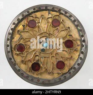 Arte ispirata da Disk Brooch, 8th secolo (?), franco, argento, oro, Granati, vetro, totale: 1 5/8 x 3/8 poll. (4,1 x 1 cm), Metalwork-Silver, opere classiche modernizzate da Artotop con un tuffo di modernità. Forme, colore e valore, impatto visivo accattivante sulle emozioni artistiche attraverso la libertà delle opere d'arte in modo contemporaneo. Un messaggio senza tempo che persegue una nuova direzione selvaggiamente creativa. Artisti che si rivolgono al supporto digitale e creano l'NFT Artotop Foto Stock