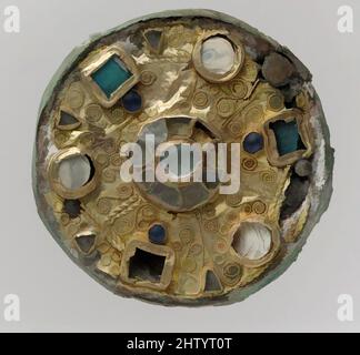 Arte ispirata da Disk Brooch, 7th secolo (?), franco, oro, vetro, Madreperla, lega di rame, totale: 2 3/8 x 7/8 poll. (6,1 x 2,3 cm), Metalwork-Gold, opere classiche modernizzate da Artotop con un tuffo di modernità. Forme, colore e valore, impatto visivo accattivante sulle emozioni artistiche attraverso la libertà delle opere d'arte in modo contemporaneo. Un messaggio senza tempo che persegue una nuova direzione selvaggiamente creativa. Artisti che si rivolgono al supporto digitale e creano l'NFT Artotop Foto Stock