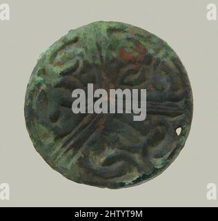 Arte ispirata da Disk Brooch, 6th secolo, Frankish, lega di rame, tracce di doratura, Totale: 1 5/16 x 3/16 poll. (3,3 x 0,4 cm), in lega di rame metallizzato, opere classiche modernizzate da Artotop con un tocco di modernità. Forme, colore e valore, impatto visivo accattivante sulle emozioni artistiche attraverso la libertà delle opere d'arte in modo contemporaneo. Un messaggio senza tempo che persegue una nuova direzione selvaggiamente creativa. Artisti che si rivolgono al supporto digitale e creano l'NFT Artotop Foto Stock