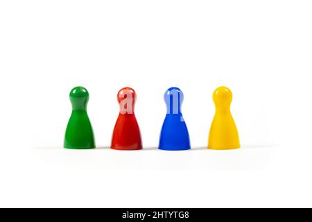 Fila di 4 diversi pezzi di gioco multicolore che rappresentano un gruppo di persone diverse, lavoro di squadra aziendale, diversità e gruppo Foto Stock