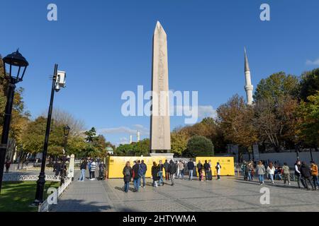 ISTANBUL-TURCHIA, 22 LUGLIO 2021: Obelisco di Teodosio (Obelisco egiziano) vicino alla Moschea Blu (Sultanahmet camii) nell'antico Ippodromo. Foto Stock