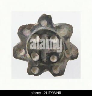 Arte ispirata da Brooch, 8th–9th secolo, Merovingia, lega di rame, smalto champlevé, Totale: 13/16 x 3/16 poll. (2 x 0,5 cm), in lega di rame metallizzato, opere classiche modernizzate da Artotop con un tocco di modernità. Forme, colore e valore, impatto visivo accattivante sulle emozioni artistiche attraverso la libertà delle opere d'arte in modo contemporaneo. Un messaggio senza tempo che persegue una nuova direzione selvaggiamente creativa. Artisti che si rivolgono al supporto digitale e creano l'NFT Artotop Foto Stock